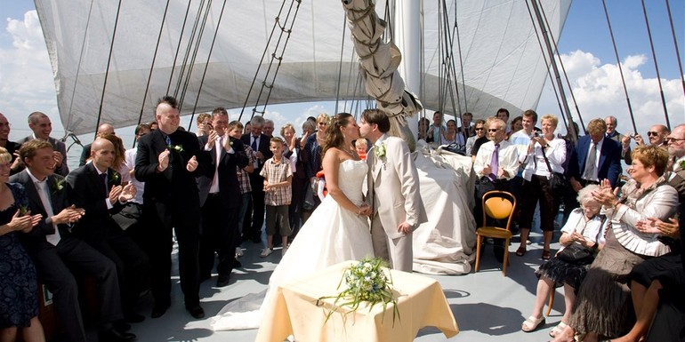Romantisch und einzigartig: Eine Hochzeitsfeier auf dem Wasser